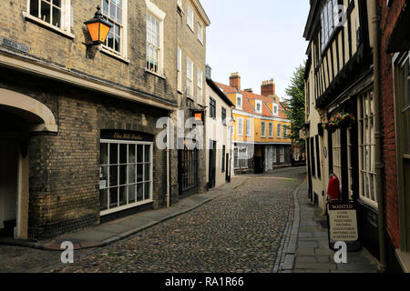 Architektur und Geschäfte entlang der gepflasterten Straße von Elm Hill, der Gassen, Norwich, Norfolk County, England, Großbritannien Stockfoto