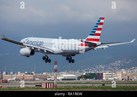 Barcelona, Spanien - 16. September 2018: American Airlines Airbus A330-200 der Landung am Flughafen El Prat in Barcelona, Spanien. Stockfoto