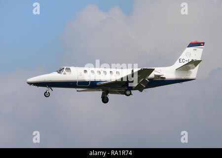 Barcelona, Spanien - 16. September 2018: 434 Jet Cessna Citation II näher zum Flughafen El Prat in Barcelona, Spanien. Stockfoto