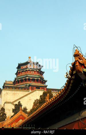 Auf Langlebigkeit Hill, der Tower oder die Tempel der Buddhistische Räucherstäbchen oder Duft ist das höchste Gebäude in den Sommerpalast. Peking, China. Stockfoto