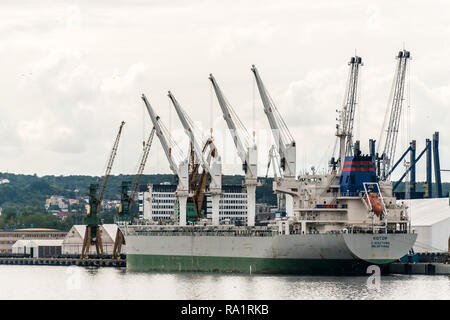 Gdynia, Polen. August 25, 2018: Blick vom Ausflug Schiff um Gdynia Hafen. Kräne am Wharf Stockfoto