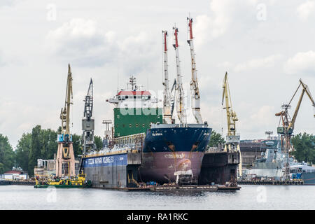 Gdynia, Polen. August 25, 2018: Blick vom Ausflug Schiff um Gdynia Hafen. Kräne am Wharf Stockfoto