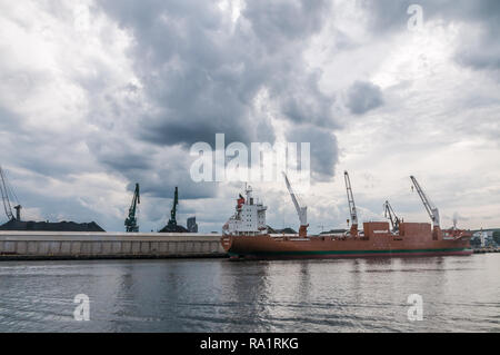 Gdynia, Polen. August 25, 2018: Blick vom Ausflug Schiff um Gdynia Hafen. Kräne am Wharf Stockfoto