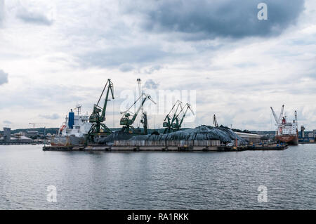 Gdynia, Polen. August 25, 2018: Blick vom Ausflug Schiff um Gdynia Hafen. Kräne am Wharf Stockfoto