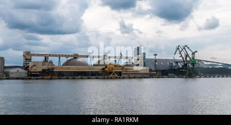 Gdynia, Polen. August 25, 2018: Blick vom Ausflug Schiff um Gdynia Hafen. Kräne am Wharf Stockfoto