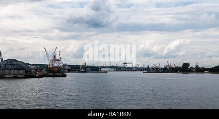 Gdynia, Polen. August 25, 2018: Blick vom Ausflug Schiff um Gdynia Hafen. Kräne am Wharf Stockfoto