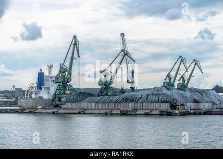 Gdynia, Polen. August 25, 2018: Blick vom Ausflug Schiff um Gdynia Hafen. Kräne am Wharf Stockfoto