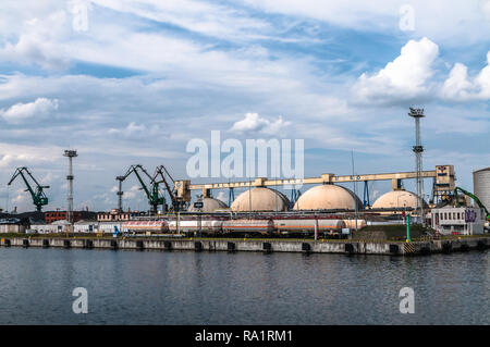 Gdynia, Polen. August 25, 2018: Blick vom Ausflug Schiff um Gdynia Hafen. Kräne am Wharf Stockfoto