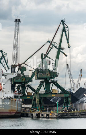 Gdynia, Polen. August 25, 2018: Blick vom Ausflug Schiff um Gdynia Hafen. Kräne am Wharf Stockfoto