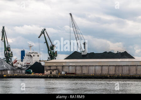 Gdynia, Polen. August 25, 2018: Blick vom Ausflug Schiff um Gdynia Hafen. Kräne am Wharf Stockfoto