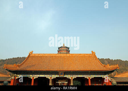 Die Halle der zerstreute Wolken im Sommer Palast, Sommerpalast, Peking, China. Oben, im Turm oder Tempel der Buddhistische Räucherstäbchen oder Duft. Stockfoto