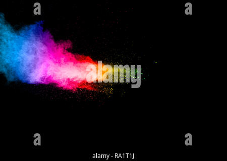 Abstrakte Bunte Pulver Explosion auf schwarzen Hintergrund. Freeze motion der Farbe Staubpartikel Splash. Malte Holi. Stockfoto
