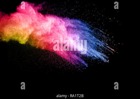 Abstrakte Bunte Pulver Explosion auf schwarzen Hintergrund. Freeze motion der Farbe Staubpartikel Splash. Malte Holi. Stockfoto