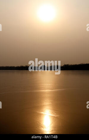 Über Vereiste. Gefrorene Kunming See im Sommerpalast, Peking, China. Stockfoto