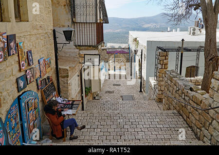 SAFED, ISRAEL - Januar 2017: Diese alte Stadt mit engen Gassen Hügel beherbergt zahlreiche Künstler Studios, wie in diesem Foto zu sehen, mit dem Berg Meron i Stockfoto