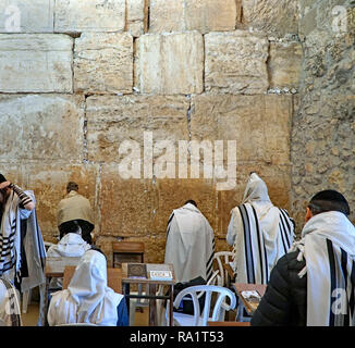 JERUSALEM - Januar 2017: jüdische Männer tragen Schals Gebet an der Klagemauer in Jerusalem, ca. 2017. Stockfoto