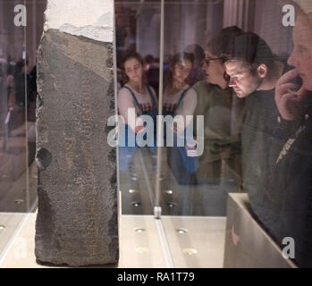 Die Besucher des British Museum, London, und das Studium der Rosetta Stone Tablet. Photo Credit: RICH BOWEN Stockfoto