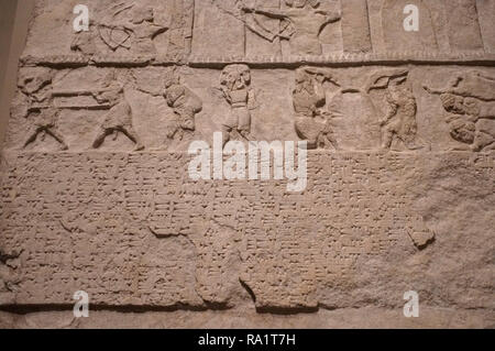 Alten sumerischen Artefakten des British Museum, London, mit Keilschrift Text und Schrift aus der alten assyrischen Region jetzt den Irak. Stockfoto