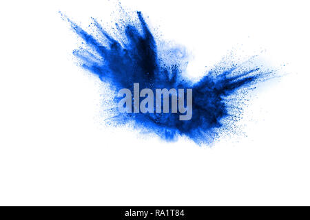 Abstrakt Blau Staubexplosion auf weißem Hintergrund. Blaue Pulver spritzte auf den Hintergrund. Freeze motion blau Pulver spritzen. Malte Holi. Stockfoto