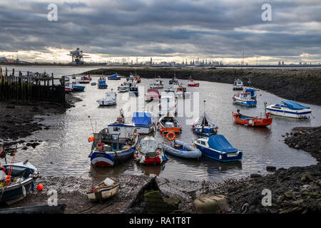 Paddy's Hole, South Gare, Redcar, mit dem schwere industrielle Landschaft von Teesside Jenseits, Teesmouth, North East England, Großbritannien Stockfoto