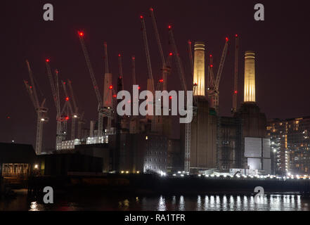 Battersea Power Station, einem stillgelegten Kohlekraftwerk, wurde von einem malaysischen Konsortium und dem 42 Hektar großen Gelände ist saniert werden gekauft. Stockfoto