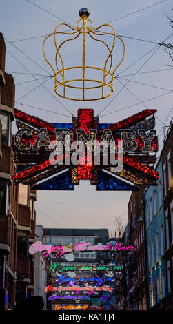 Queen-inspirierte Lichtinstallation in der Feier der Release Der mit Spannung erwartete Film Bohemian Rhapsody, auf Carnaby Street in London. Dez. 2018 Stockfoto