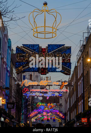 Queen-inspirierte Lichtinstallation in der Feier der Release Der mit Spannung erwartete Film Bohemian Rhapsody, auf Carnaby Street, London. Dez. 2018 Stockfoto