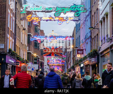 Fußgänger Shop & unter Königin knüpfen - Weihnachten Licht Installation aus dem Film Bohemian Rhapsody inspiriert, auf Carnaby Street, London, 2018. Stockfoto