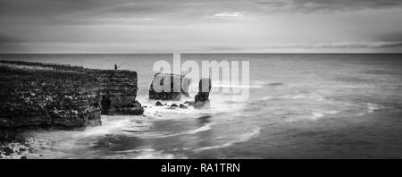 England, North East, Tyne & Wear, Sunderland, Whitburn, Fischer. Als die wilde winter Sturmfluten Crash gegen die Unterseite der Felsen, aus dem Norden Ea Stockfoto