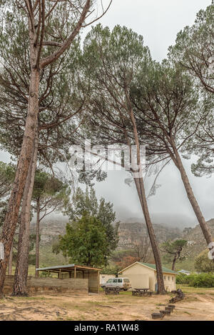 Cederberge, SÜDAFRIKA, 27. AUGUST 2018: Die Kliphuis Campingplatz am Pakhuis Pass in der cederberg Berge der Provinz Western Cape. Ein Fahrzeug Stockfoto