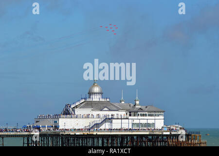 Rote Pfeile im Flug über Eastbourne Pier in Eastbourne Airbourne, Air Show, Eastbourne, East Sussex, Großbritannien Stockfoto