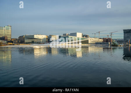 Allgemeine Ansicht der Oper Oslo im Winter sonnigen Nachmittag. Stockfoto