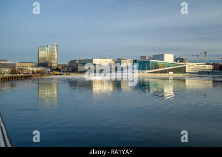 Allgemeine Ansicht der Oper Oslo im Winter sonnigen Nachmittag. Stockfoto