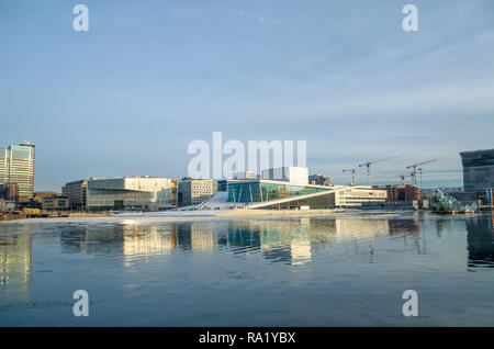 Allgemeine Ansicht der Oper Oslo im Winter sonnigen Nachmittag. Stockfoto