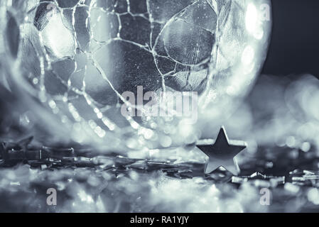 Makro Foto von gerissenen glas kugel Silver Star mit Licht bokeh Stockfoto