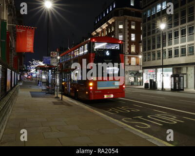 Roter Bus in London Street an bis spät in die Nacht. Traving in London. Piccadilly Street. Fortnum & Mason Stockfoto