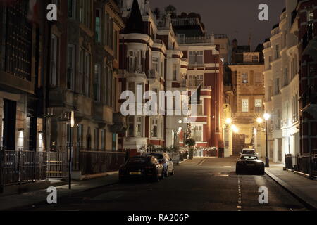 St. James Hotel und Club Fassade. Bild in London, Park in der Nacht. Wenige teure Autos Park an dieser Straße. Mayfair London Stockfoto