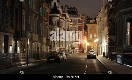 St. James Hotel und Club Fassade. Bild in London, Park in der Nacht. Wenige teure Autos Park an dieser Straße. Mayfair London Stockfoto