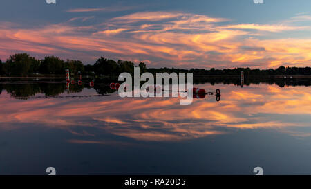 Die ruhige See spiegelt den Himmel bei Sonnenuntergang. Stockfoto