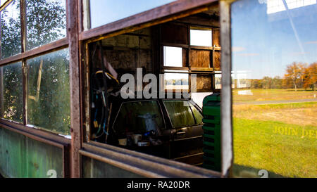 Einer verfallenden Fahrzeug sitzt in einem verlassenen Garage im ländlichen Michigan gelegen. Stockfoto