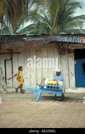 Bürgersteig Obst Getränke Anbieter in Puerto Escondido, Oaxaca, Mexiko Stockfoto