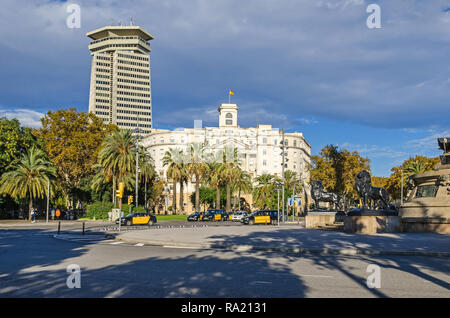 Barcelona, Spanien - 10. November 2018: Bau der Militärbasis am unteren Ende von La Rambla als aus dem Kolumbus Denkmal und Edifici Doppelpunkt gesehen Stockfoto