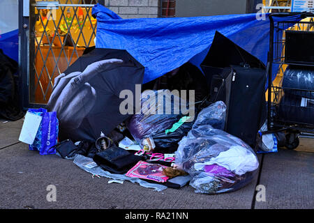 Provisorischen Schutz. Obdachlose auf Bürgersteig, Hastings Street, Downtown Eastside, Vancouver, British Columbia, Kanada Stockfoto