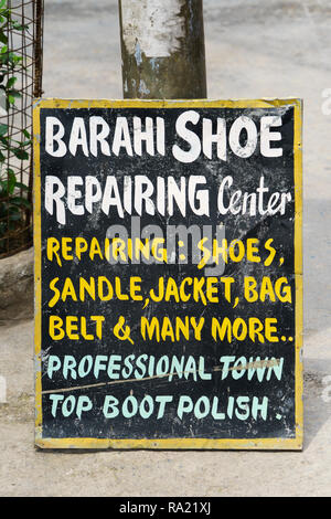 Von Hand bemalt Anzeige für einen Schuh Reparatur Service in Pokhara, Nepal. Stockfoto