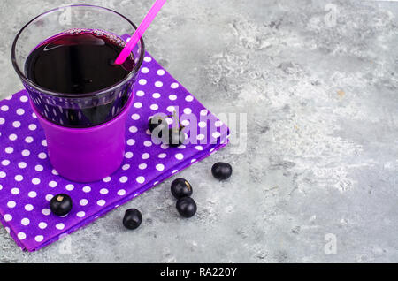 Natürliche Saft von dunklen Beeren im Glas. Studio Foto Stockfoto