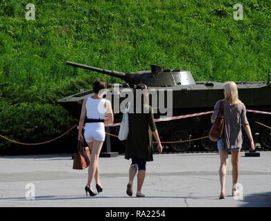 Nationales Museum für die Geschichte der Ukraine im Zweiten Weltkrieg. Großen Vaterländischen Krieg Museum. Mädchen besuchen die Ausstellung der miltary Ausrüstung (Tanks) des Zweiten Weltkriegs. Kiew. In der Ukraine. Stockfoto