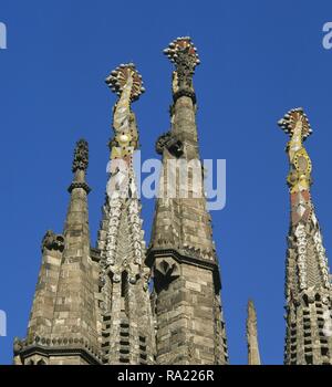 Spanien, Katalonien, Barcelona. Basilika Sagrada Familia von Antoni Gaudi (1852-1926). Pinnacles der Türme der Apostel, mit der Technik von 'Trencadis', kaputte Fliesen Mosaiken. Architektonisches detail. Katalanischen Modernismus Stil. Unesco-Weltkulturerbe. Stockfoto