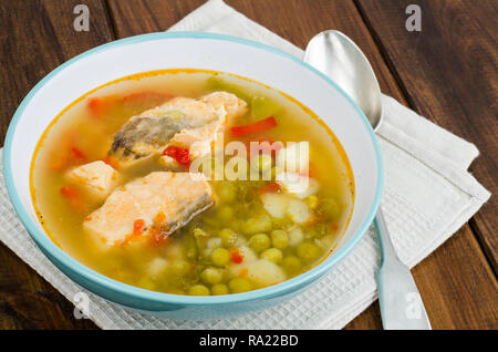 Schüssel mit Lachs Suppe und frisches Gemüse. Studio Foto Stockfoto