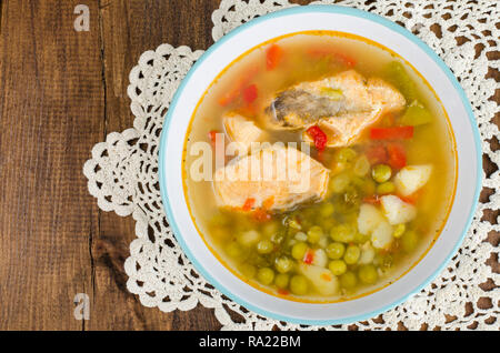 Schüssel mit Lachs Suppe und frisches Gemüse. Studio Foto Stockfoto