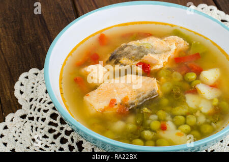 Schüssel mit Lachs Suppe und frisches Gemüse. Studio Foto Stockfoto